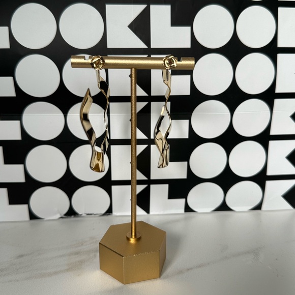 JENNIFER ZEUNER
Wanda Hoop Earrings - Picture 5 of 6